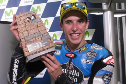 Àlex Márquez posa, feliz, con el trofeo al segundo del GP de Aragón de Moto2.-EMILIO PÉREZ DE ROZAS