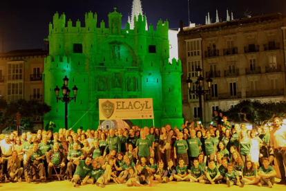 Afectados, familiares y amigos frente al Arco de Santa María iluminado en 2018. ELACYL