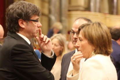 El 'president' Carles Puigdemont junto a la presidenta del Parlament, Carme Forcadell.-