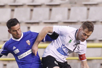 Enric Maureta protege el balón ante un rival en un choque disputado en El Plantío.-ISRAEL L. MURILLO