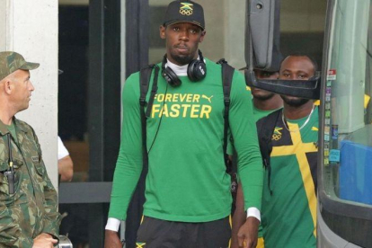 Usain Bolt, a la salida de su hotel.-AFP / ARI VERSIANI