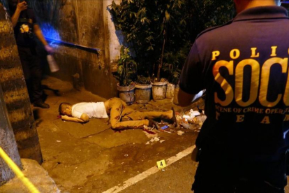 Un hombre acribillado a balazos en una calle de Manila.-ADRIÁN FONCILLAS