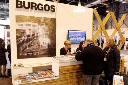 Una pareja en el stand de Burgos en la edición del año pasado.-