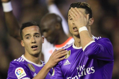 Cristiano Ronaldo y Lucas Vázquez, durante el partido de Mestalla.-AP / ALBERTO SAIZ