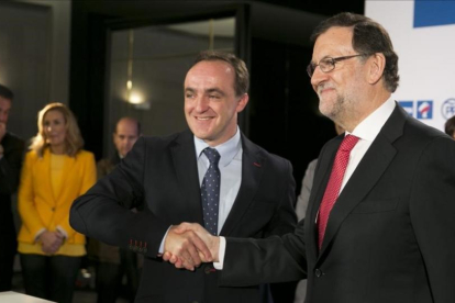 El presidente del Gobierno en funciones y líder del PP, Mariano Rajoy, con el jefe de UPN, Javier Esparza, en una fotografía reciente-ARCHIVO PP
