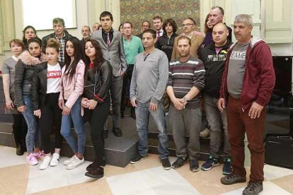 Los participantes en el programa de empleo posaron con el alcalde y el delegado de la Junta.-RAÚL G. OCHOA