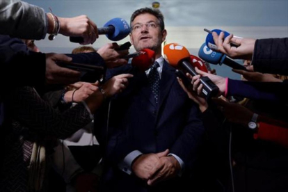 El ministro de Justicia, Rafael Catalá, atiende a la prensa el pasado mes de diciembre.-EFE / NACHO GALLEGO