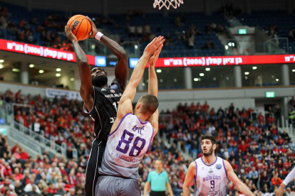 Apic defiende la penetración de Braimoh en el partido que enfrentó al San Pablo con el Hapoel de Jerusalén en suelo israelí. FIBA