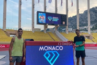 Jesús Gómez y Dani Arce posan en el estadio Luis II de Mónaco antes de la reunión celebrada el pasado viernes. ECB