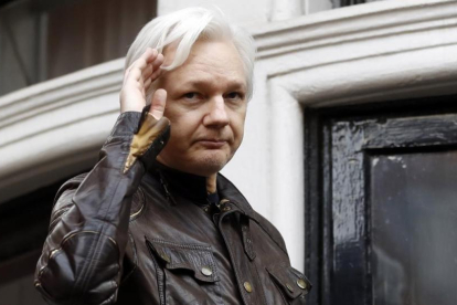 Assange en el balcón de la embajada de Ecuador en Londres.-FRANK AUGSTEIN