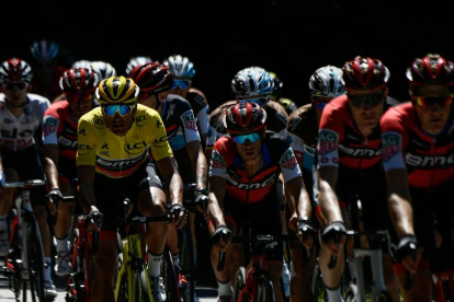 El equipo BMC, con Greg van Avermaet vestido de amarillo, controla durante la quinta etapa del Tour. /-PHILIPPE LOPEZ (AFP)
