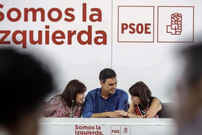 Pedro Sánchez conversa con Cristina Narbona, presidenta del PSOE, y Adriana Lastra, vicesecretaria general, este lunes.-EMILIO NARANJO