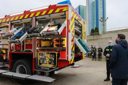 Los bomberos estrenaron ayer el nuevol vehículo de rescate. RAÚL OCHOA
