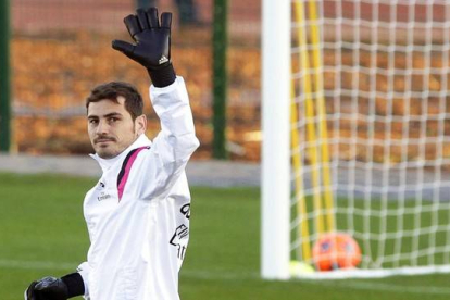 Casillas saluda a los aficionados que siguen un entrenamiento del Madrid, en una imagen de archivo.-Foto:  EFE / KHALED ELFIQI