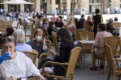 Castilla y León recuerda que está prohibido fumar en las terrazas y al aire libre si no se respeta la distancia. ICAL