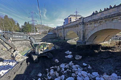 Un operario trabaja en la obra de soterramiento.-RAÚL G. OCHOA