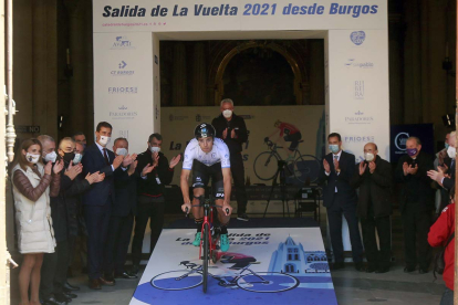 El ciclista local del Burgos BH Ángel Fuentes tuvo la oportunidad de ensayar la salida desde la Catedral. RAÚL G. OCHOA