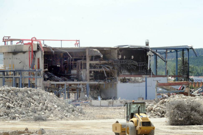 Imagen de los trabajos de demolición que se están desarrollando en la zona donde se levantaba la factoría arrasada por el fuego.-ISRAEL L. MURILLO