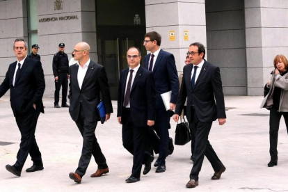 Los exconsellers de la Generalitat de Catalunya Joaquim Forn, Raul Romeva , Jordi Turull , Carles Mundí , Josep Rull, Dolors Bassa y Meritxell Borras a su llegada a la Audiencia Nacional, el 2 de noviembre.-JUAN MANUEL PRATS