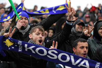 Aficionados de Kosovo animan a su selección de fútbol durante un partido amistoso contra Haití.-EFE / ARMEND NIMANI