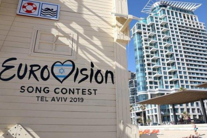 Una caseta de playa en Tel-Aviv, con el logo del Festival de Eurovisión.-ABIR SULTAN (EFE)
