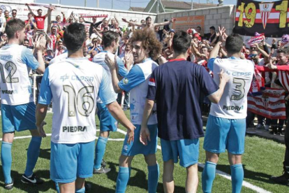 Los jugadores del Algeciras celebran una de sus victorias a domicilio, concretamente la que lograron en Gerena.-