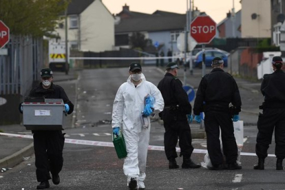 La policía examina el lugar donde asesinaron a la periodista Lyra McKee en Irlanda del Norte.-REUTERS / CLODAGH KILCOYNE