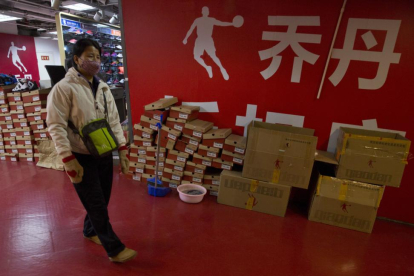 Un puesto de venta de zapatillas Qiaodan, en Pekín.-HAN GUAN / AP