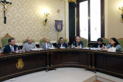 Peña (dch) preguntó a Rico (izq)por la postura del PP ante el fracking, «ya que aquí están en contra pero no en Madrid».-R. O.