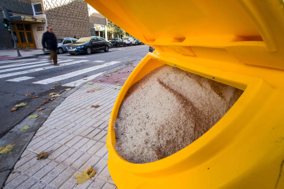 Contenedor de sal preparado para las inclemencias invernales en la calle Vitoria, frente a Hacienda. TOMÁS ALONSO