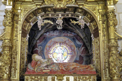 El retablo mayor con camarín de la iglesia del santuario está presidido por la escultura de Santa Casilda, pieza maestra de Diego de Siloe. DARÍO GONZALO