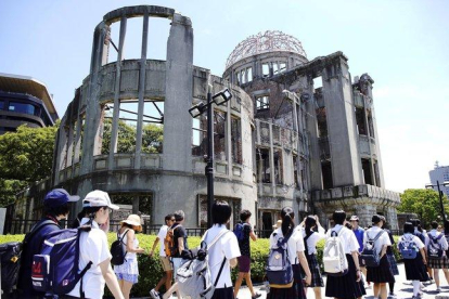 Jóvenes pasan enfrente del edificio que sobrevivió a la bomba atómica en Hiroshima. EFE / EPA/JIJI PRESS-EFE / EPA/ JIJI PRESS
