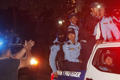 Vecinos de Tegucigalpa aplauden al paso de policías que se niegan a aplicar el estado de emergencia.-/ FERNANDO ANTONIO / AP