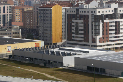 Vista exterior del José Luis Talamillo, que cierra sus espacios de agua por la subida de precios energéticos. ECB