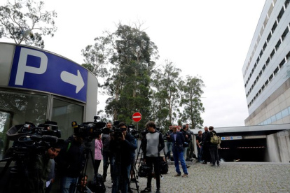 <em>Varios periodistas esperan la salida de Iker Casillas del hospital CUF de Oporto.