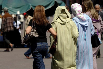 Mujeres vestidas al uso occidental junto a otras con vestimentas tradicionales, en la plaza Jemaa El Fna, en Marraquech, en una imagen de archivo.-/ XAVIER JUBIERRE