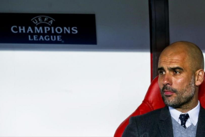 Guardiola, en el banquillo del estadio Da Luz de Lisboa el pasado miércoles.-EFE / MARIO CRUZ