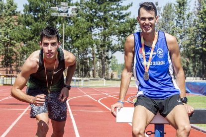 Jesús Gómez y Daniel Arce posan en San Amaro con las medallas conseguidas recientemente en el Campeonato de España absoluto-I. L. Murillo