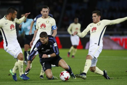 Cristiano Ronaldo cae al suelo rodeado de contrarios durante el primer tiempo del partido.-REUTERS