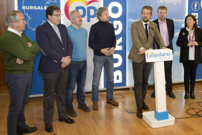 Jaime de Olano, ayer, en Burgos, con los candidatos del PP.-ISRAEL L. MURILLO