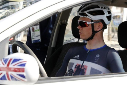 Chris Froome, el sábado, en el coche de la selección británica.-EFE / JAVIER ETXEZARRETA