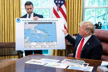El mapa manipulado de la trayectoria del huracán Dorian que ha mostrado Trump.-EFE/EPA/MICHAEL REYNOLDS