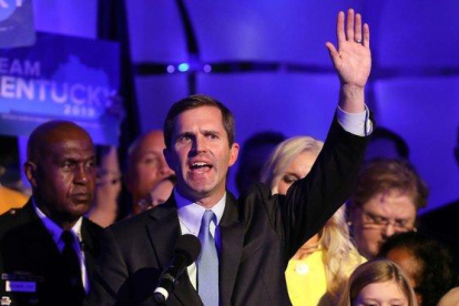 El gobernador electo de Kentucky, el demócrata Andy Beshear, celebra la victoria con sus simpatizantes.-JOHN SOMMERS (AFP)