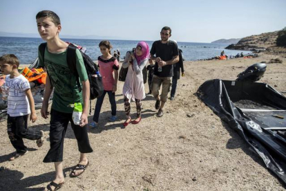 Una familia de Alepo tras desembarcar en la isla griega de Lesbos.-REUTERS / ZOHRA BENSEMRA