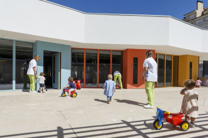 Un grupo de niños juega en el patio de la nueva Escuela Municipal Rio Vena que estrenaron ayer. SANTI OTERO