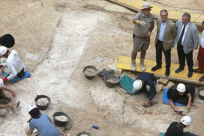 El ministro de Cultura, José Guirao, visitó ayer, por primera vez, los yacimientos de la Sierra de Atapuerca.-RAÚL G. OCHOA