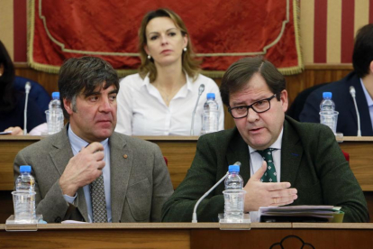 El concejal de Cultura, Fernando Gómez, atiende la explicación de Foronda. Detrás la vicepresidenta del IMC, Lorena de la Fuente.-RAÚL G. OCHOA