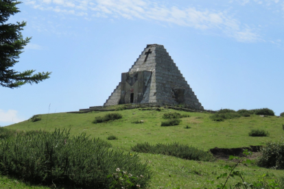 La pirámide se eleva en lo alto del puerto del Escudo. DARIO GONZALO