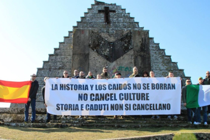 Los activistas italianos y españoles desplegaron una larga pancarta bilingüe, con la frase: "la historia y los caídos no se borran".