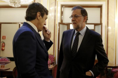 Mariano Rajoy y Rafael Hernando, el 21 de junio, en el Congreso.-JOSE LUIS ROCA